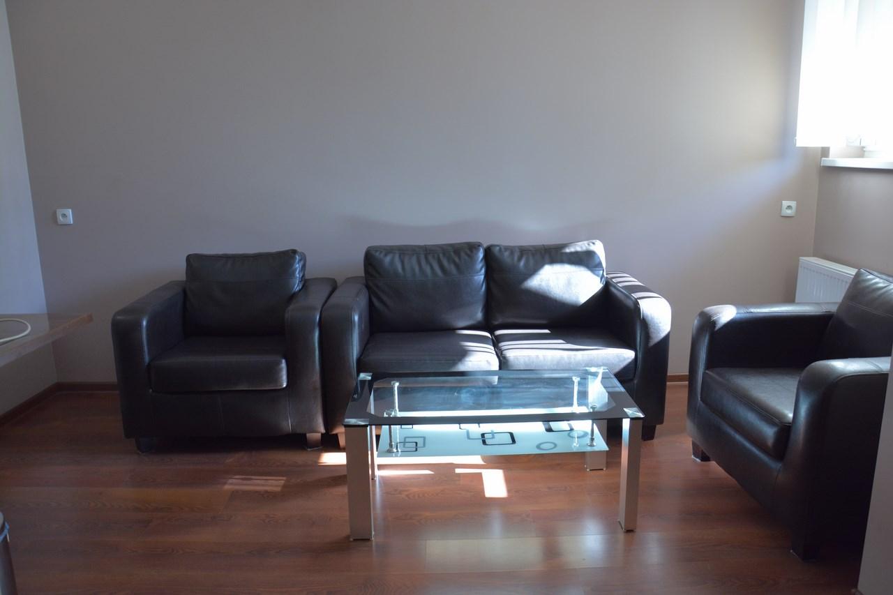 Sofa ze stołem w pokoju