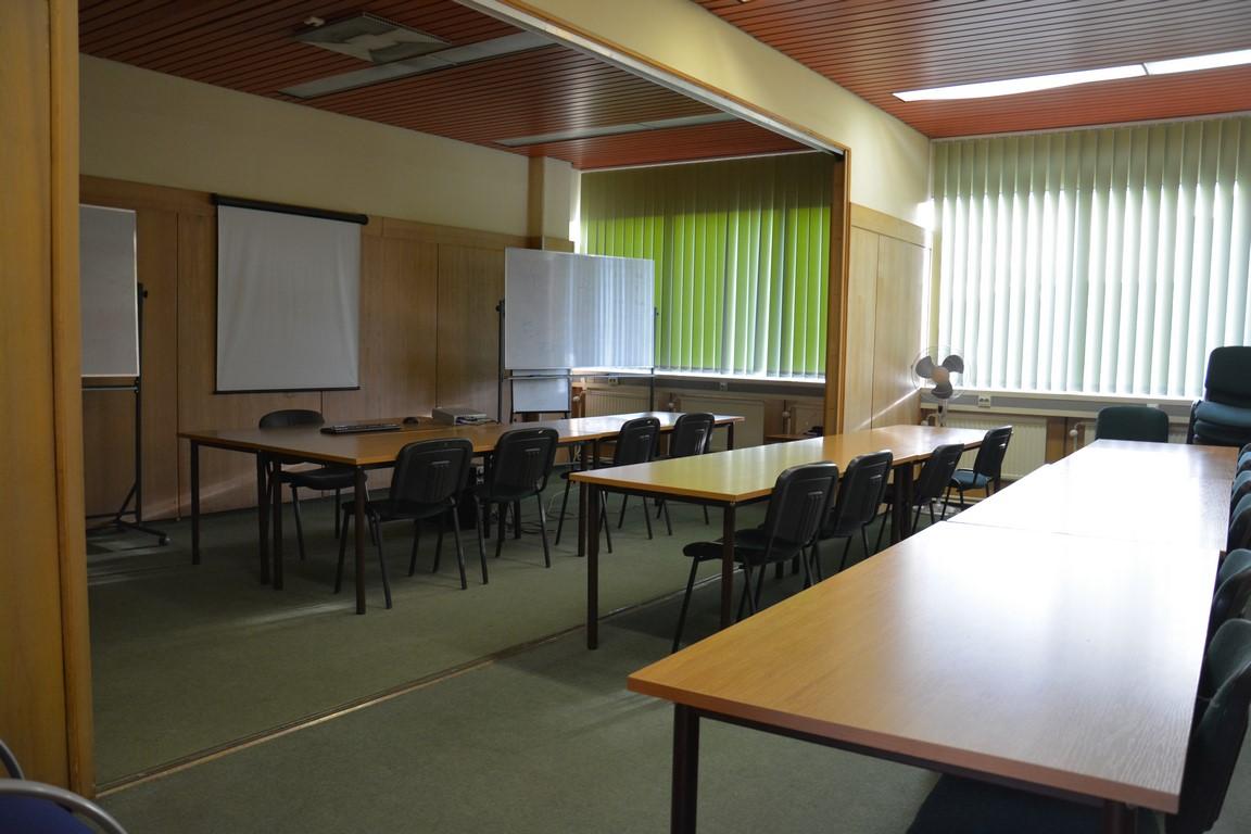 Sala obradowa z ławkami i krzesłami