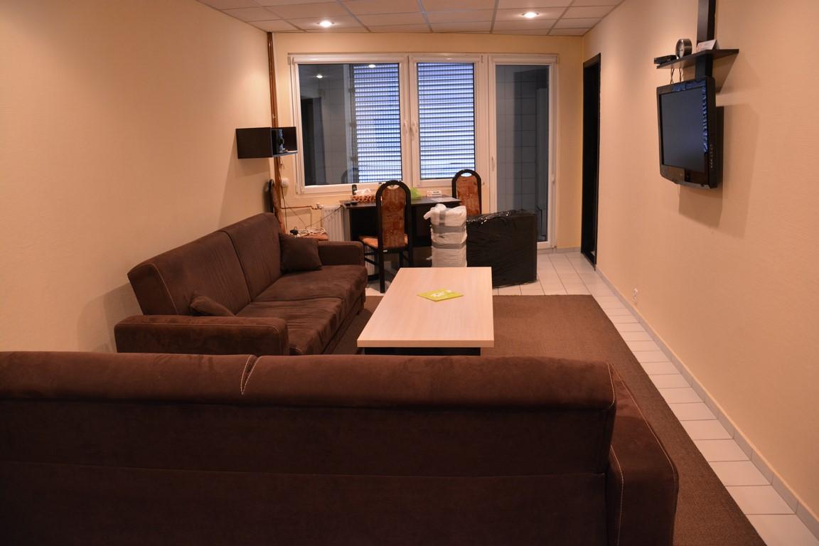 Apartament z sofą i stołem
