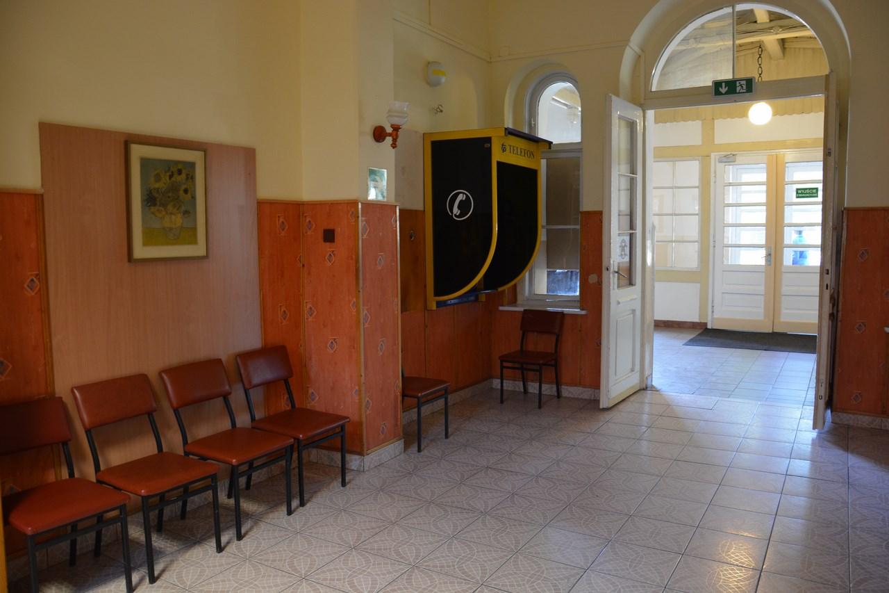 Wnętrze uzdrowiska, budka telefoniczna i krzesła