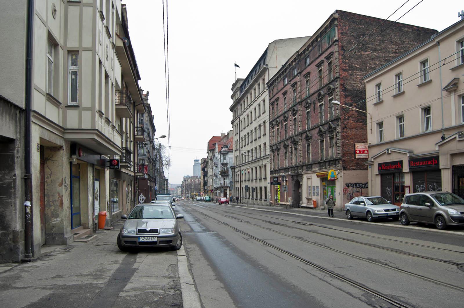 Ulica z torami tramwajowymi i budynkami