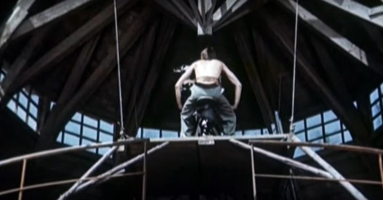 Mężczyzna siedzący na konstrukcji