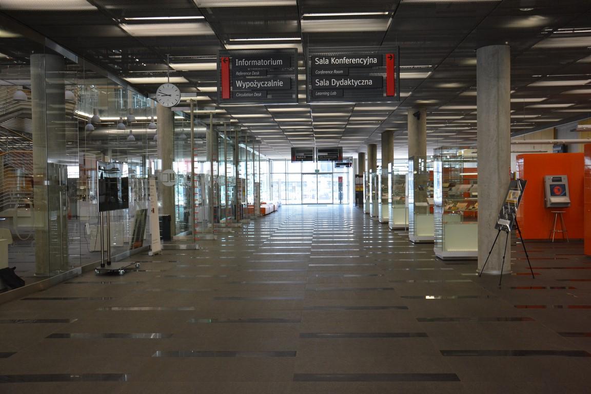 Hol w Centrum Informacji Naukowej i Bibliotece Akademickiej