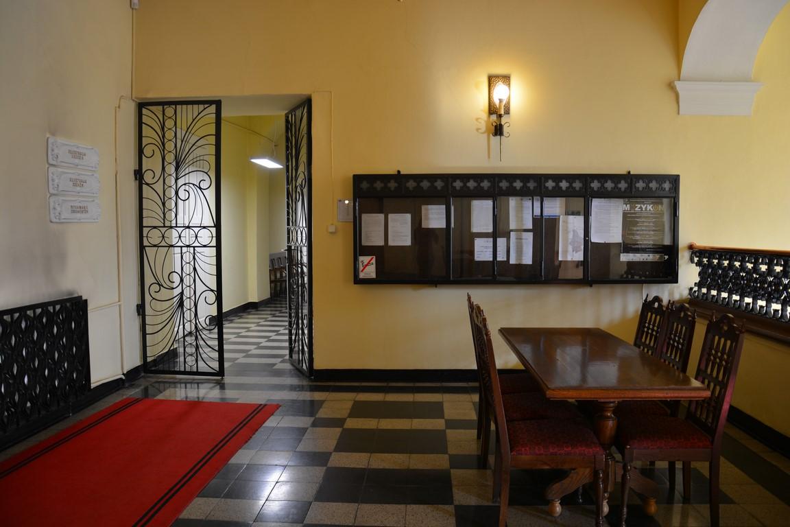 Wnętrze w budynku krzesła ze stołem