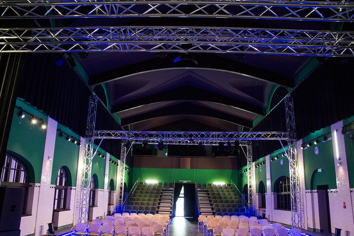 Scena teatralna z krzesłami
