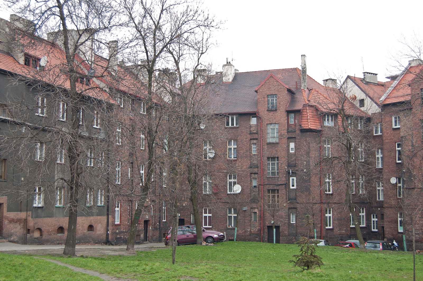 Połączone zostały ze sobą stare, typowo śląskie kamienice z nowszymi niskimi blokami z lat ok. 50