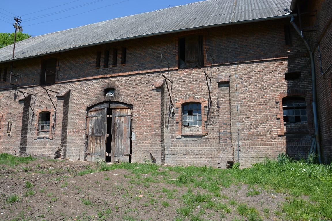 Zabytkowy ceglany folwark