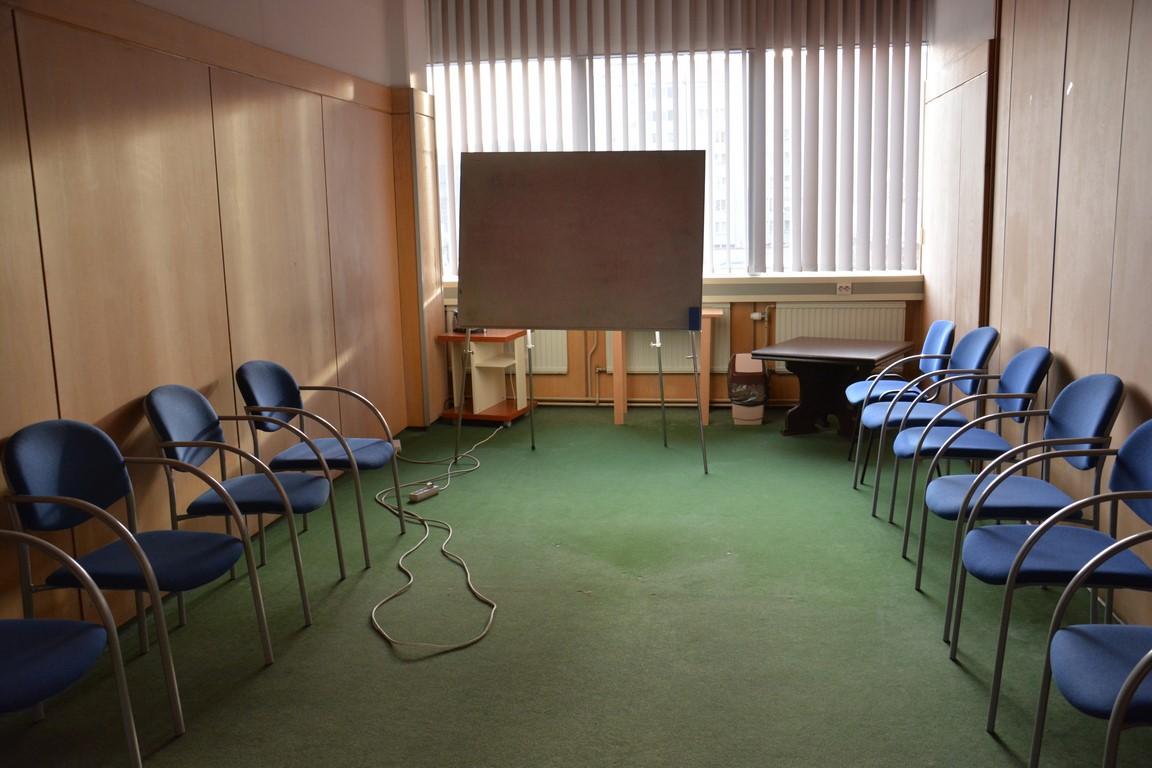 Sala z tablicą i krzesłami