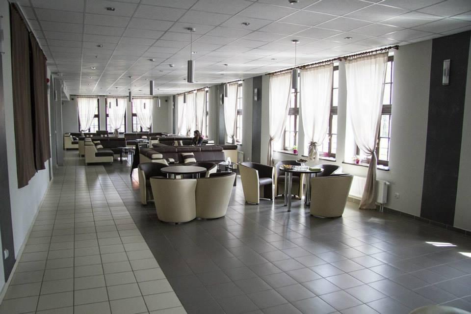 Wnętrze pomieszczenia z fotelami i stolikami