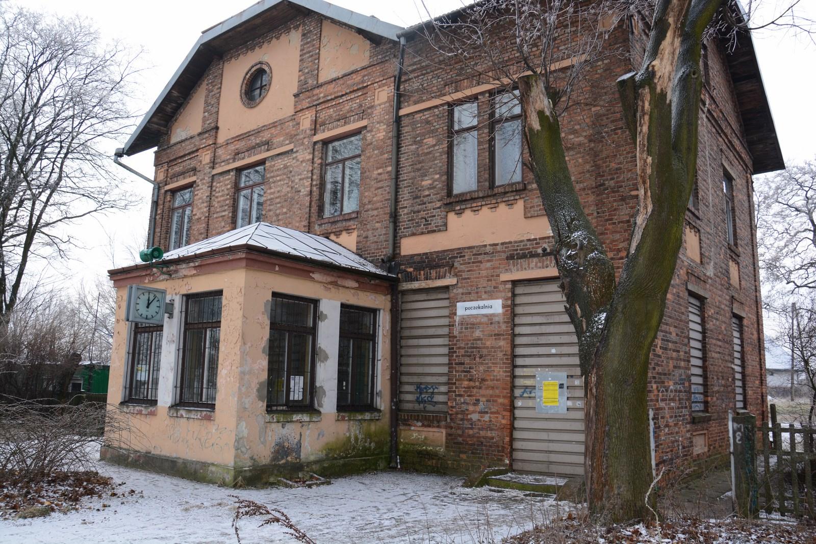 Budynek nieczynnej stacji kolejowej