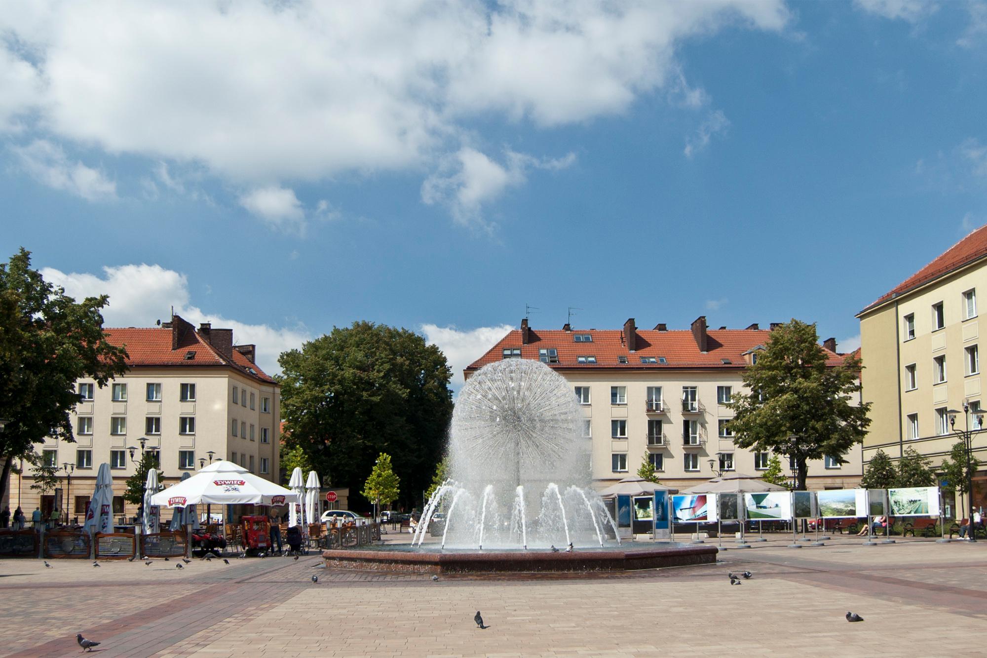 Kolorowa fontanna na rynku