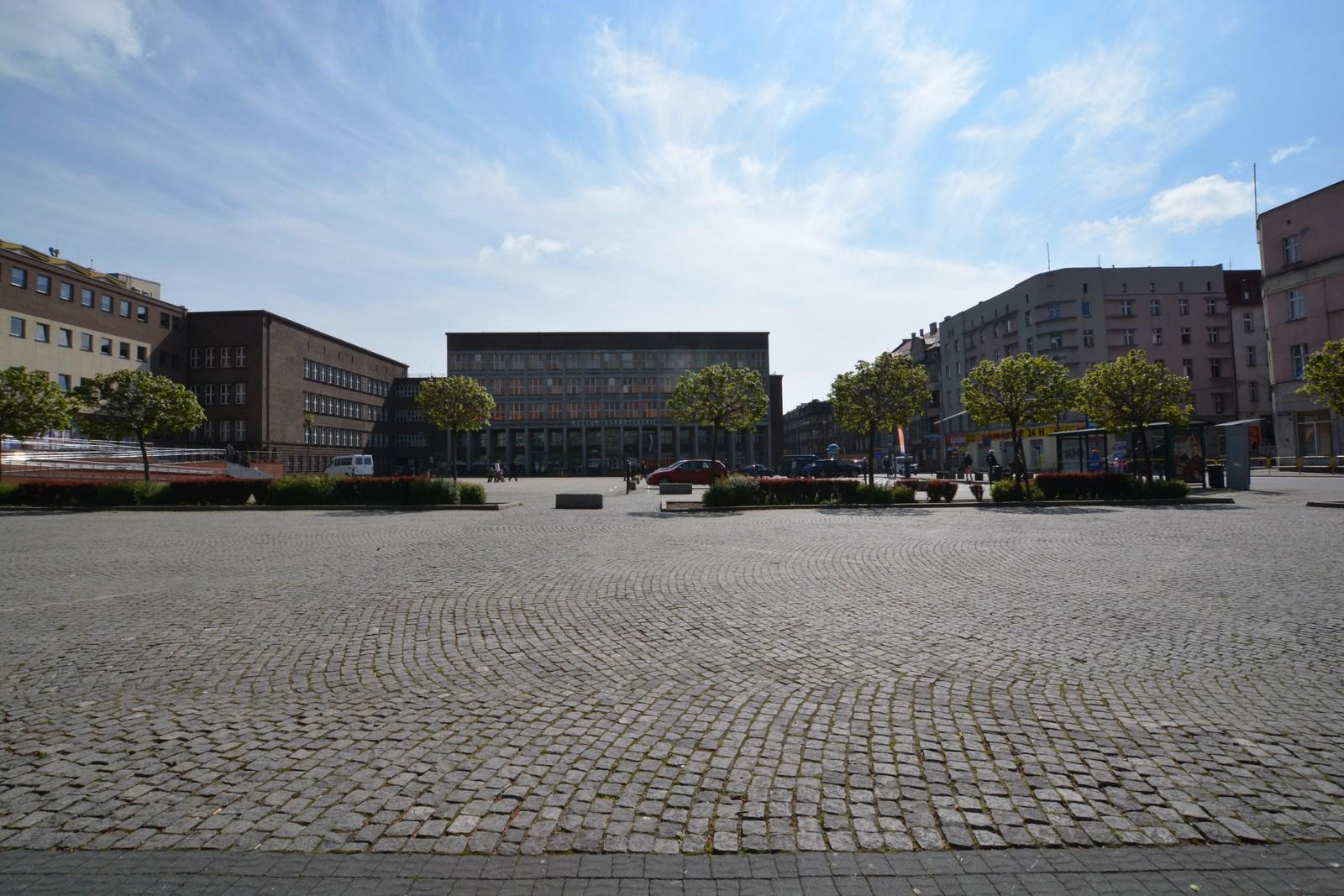 Centrum miasta, z gmachem Miejskiej Biblioteki Publicznej