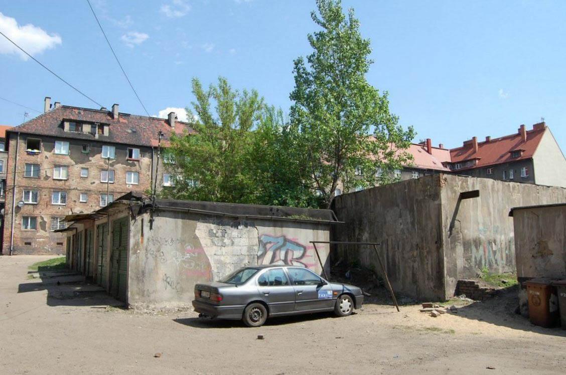 Garaże na podwórku