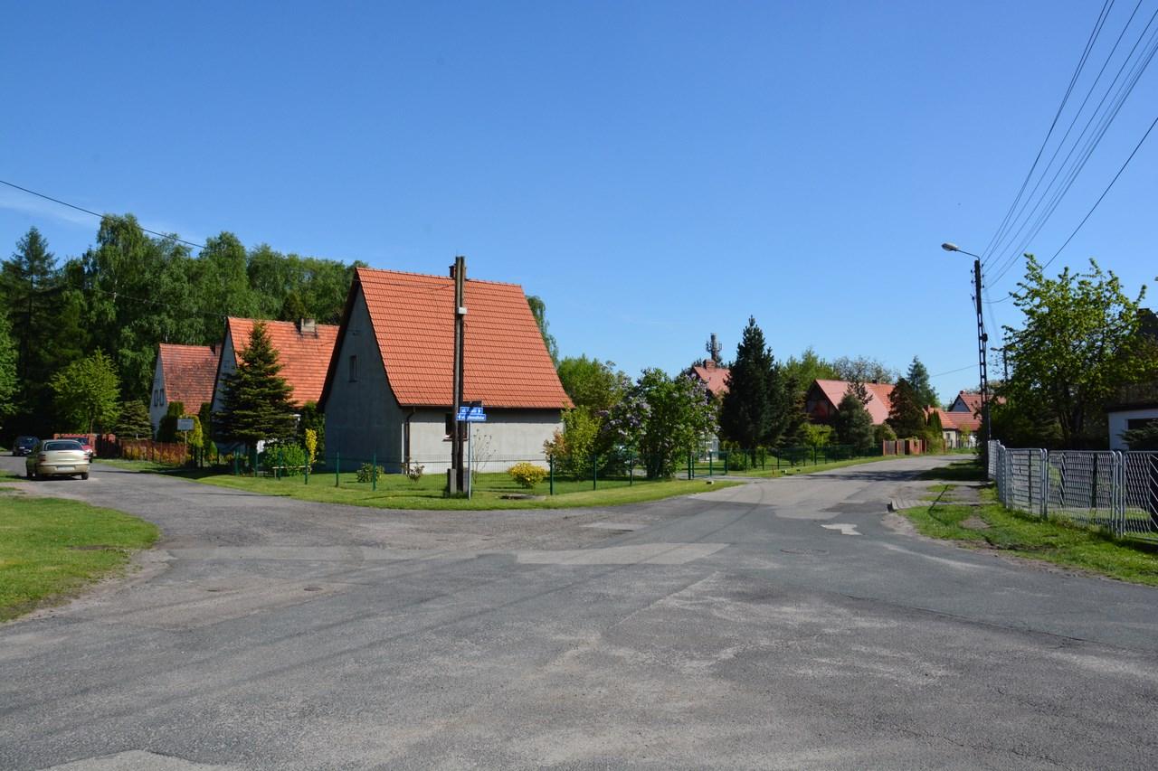 Szeroka ulica z domkami