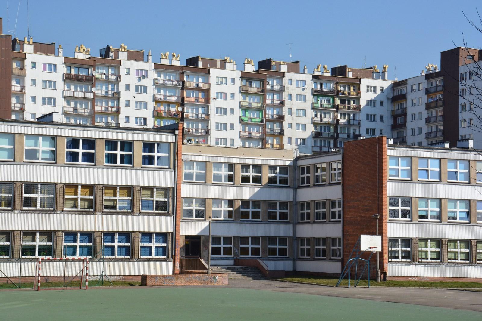 Widok na szkołę i bloki