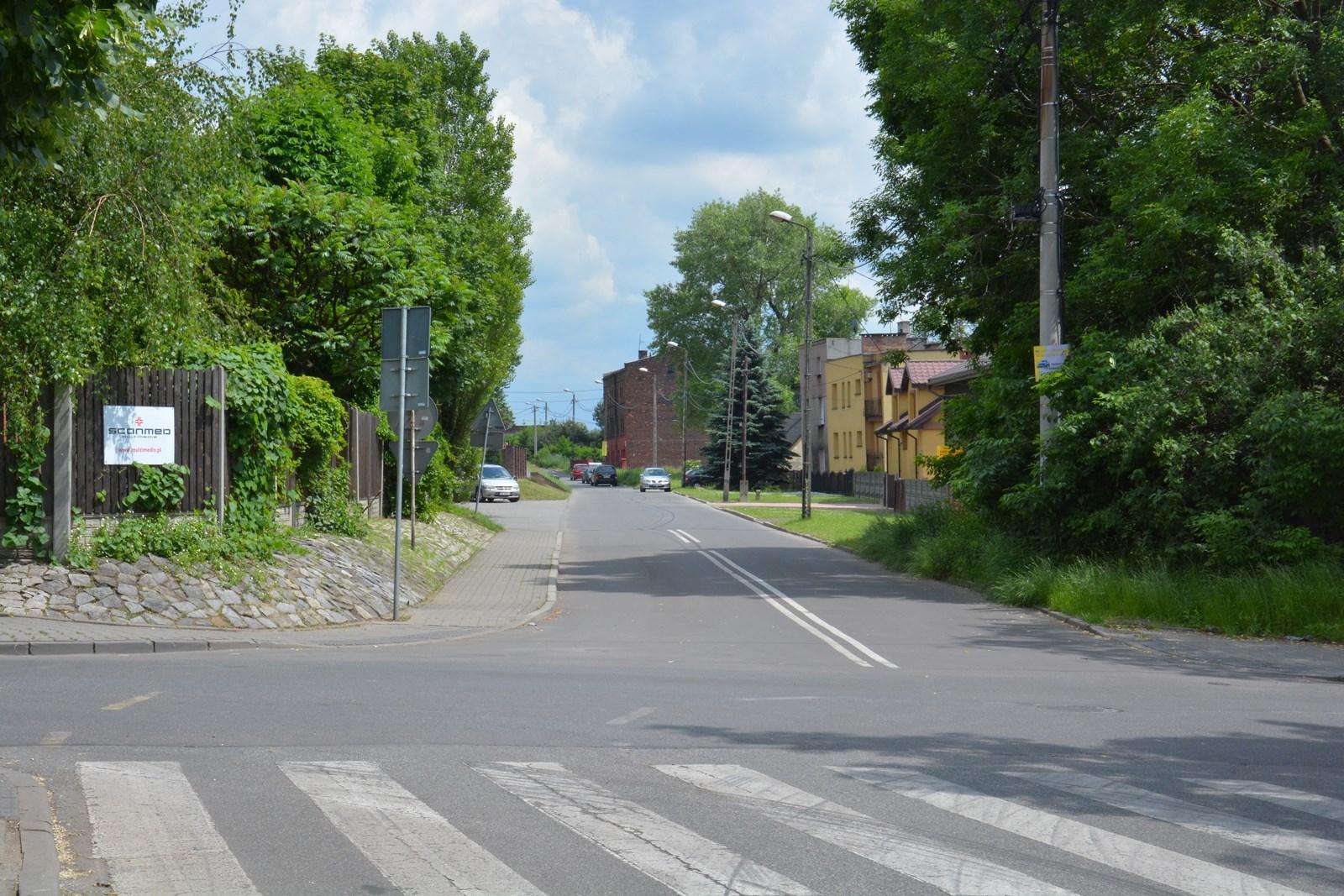 Ulica otoczona zielenią