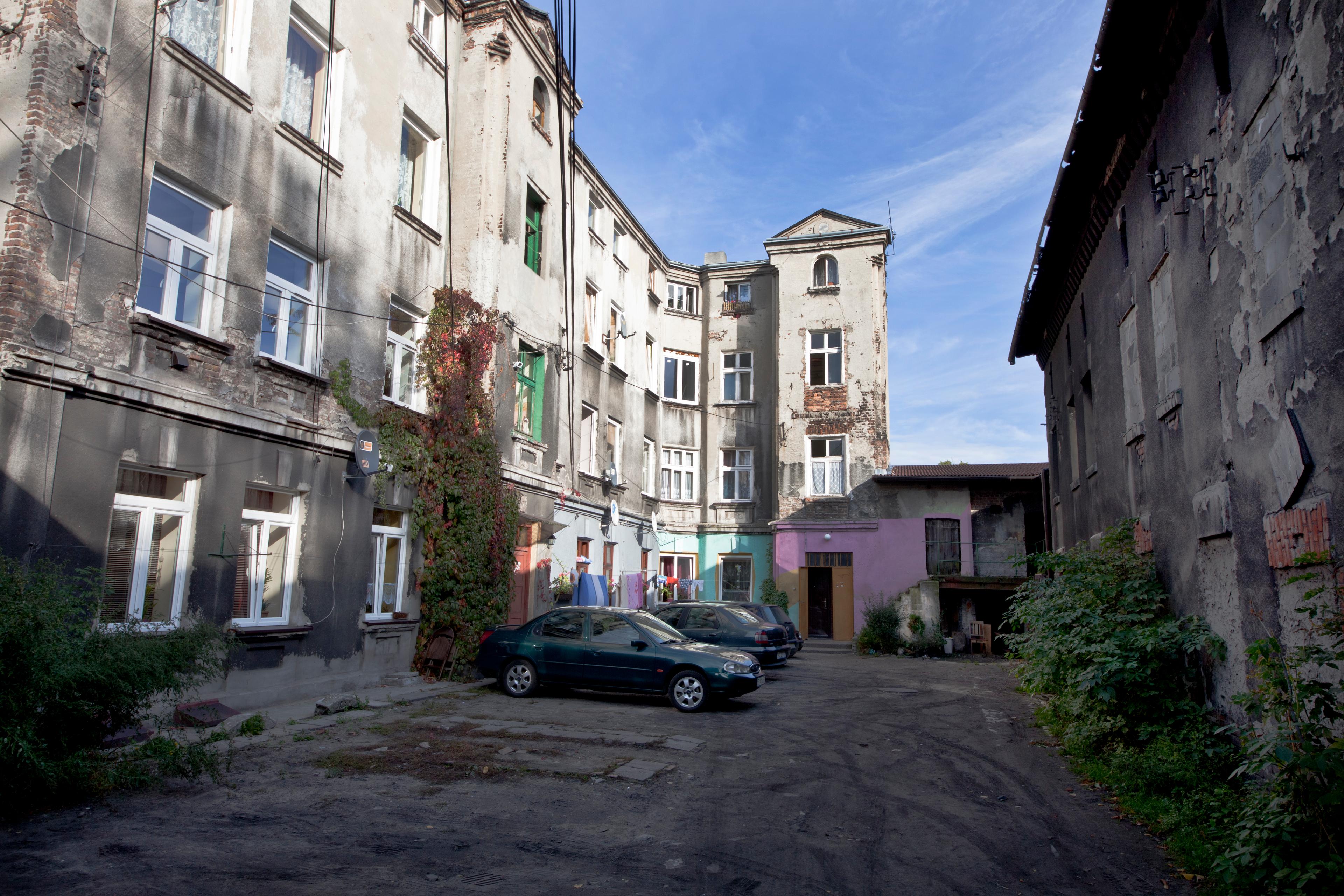 Leciwe, zaniedbane kamienice z początku XX wieku