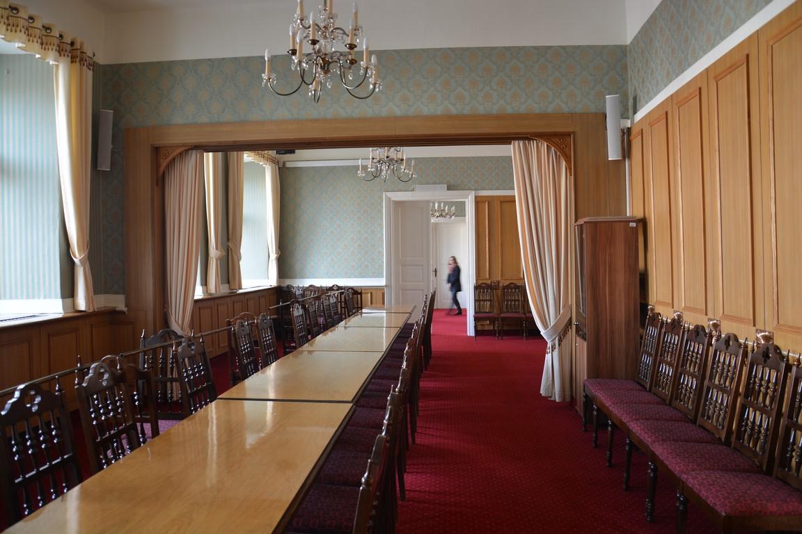 Sala ze stołami i krzesłami