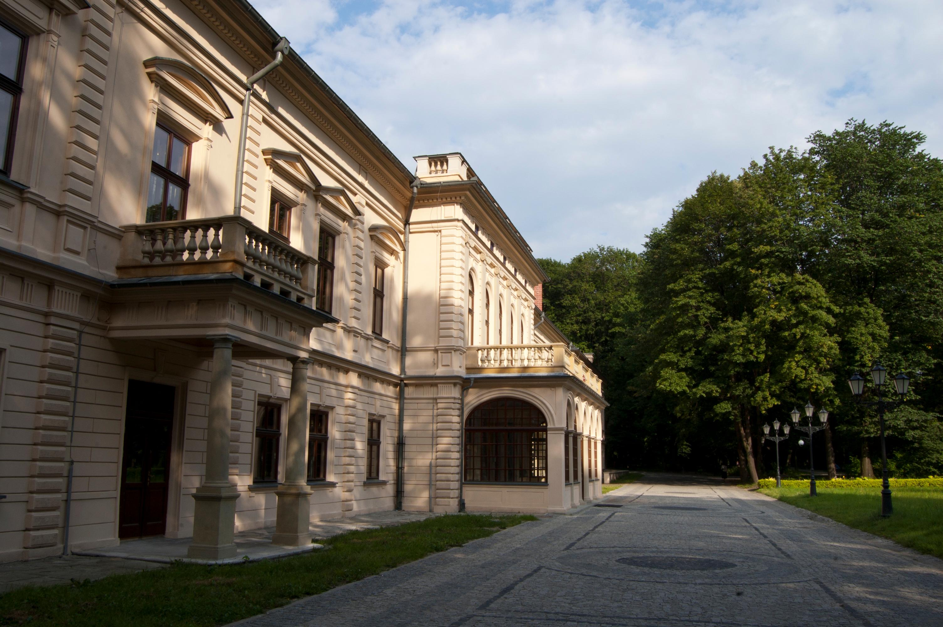 Wejście do pałacu w otoczeniu parku