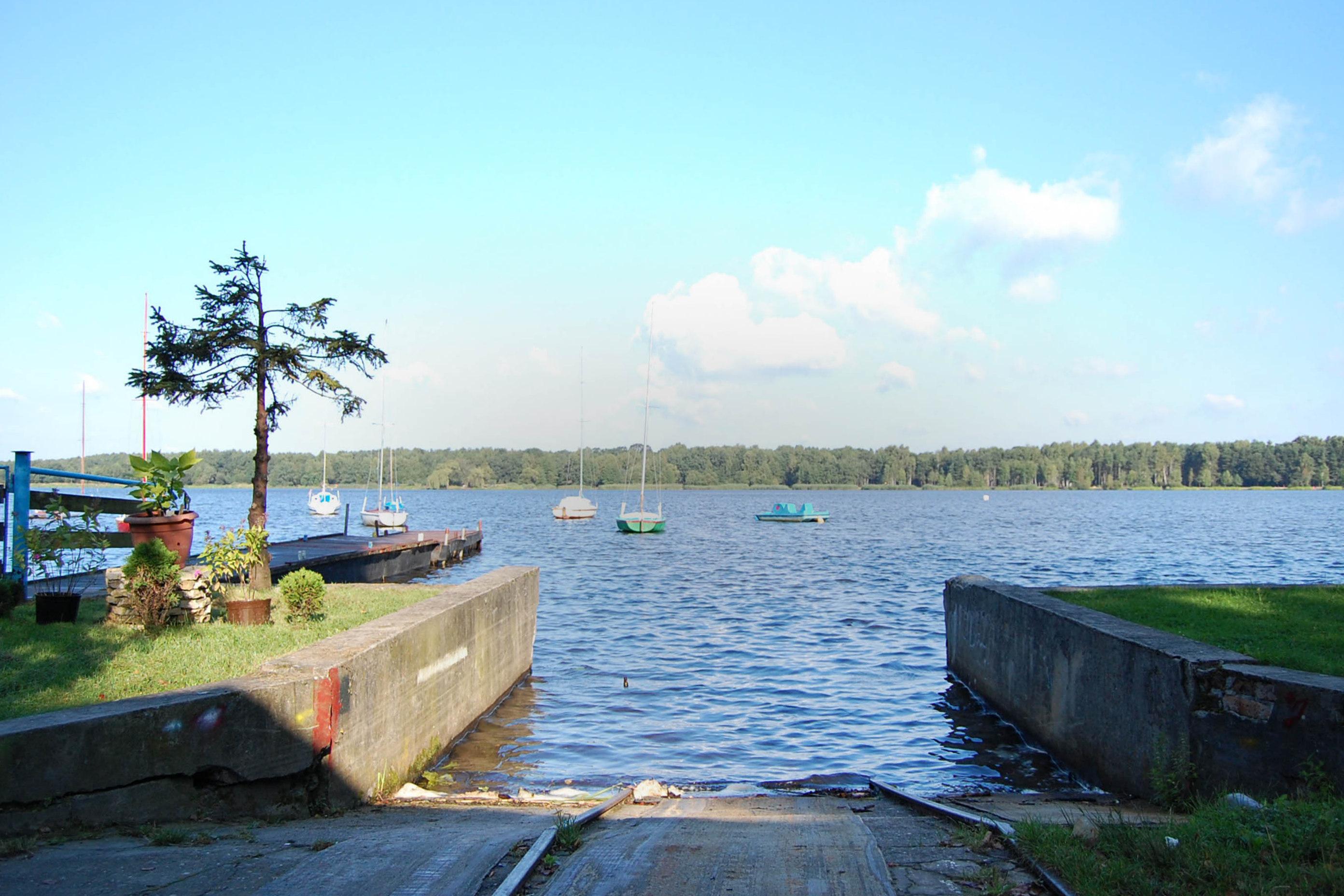 przystań ze sprzętem pływającym
