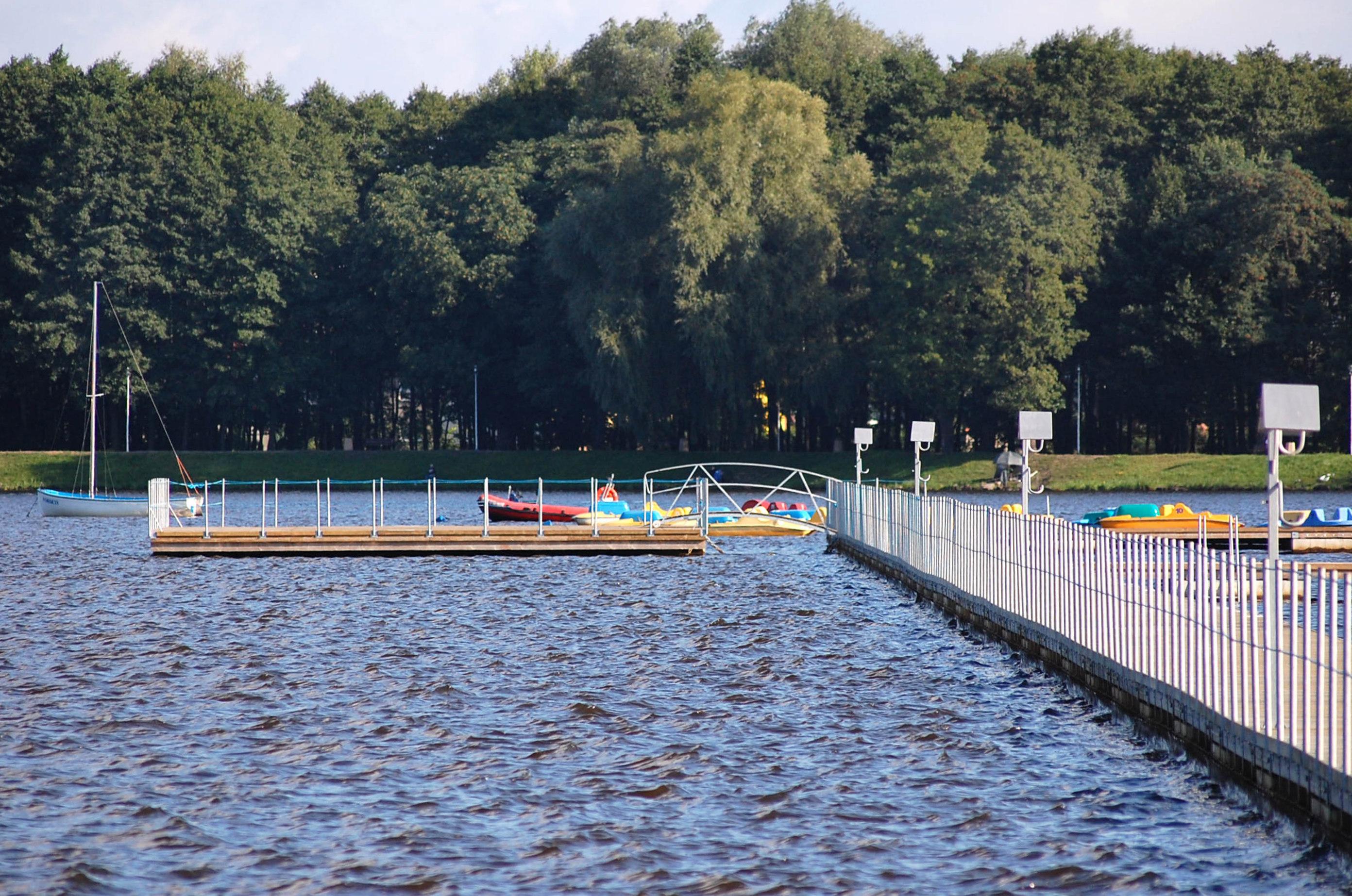przystań ze sprzętem pływającym