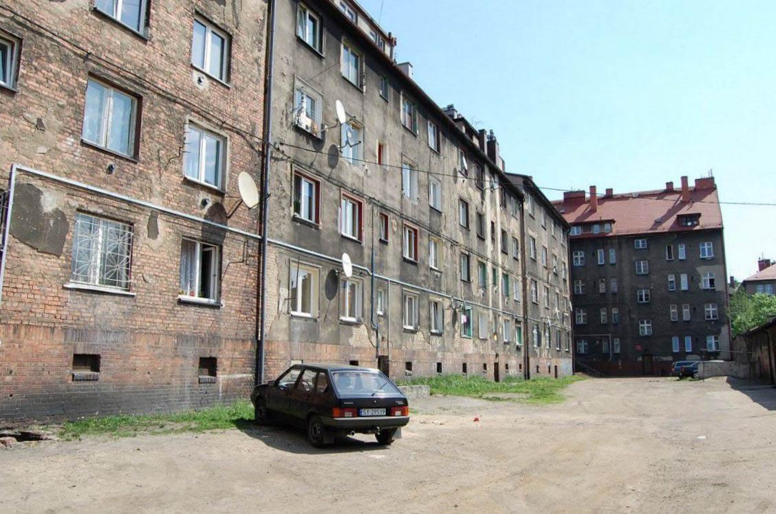 Zlokalizowane w starej części Bytomia śląskie podwórko. Położone pośrodku bloków i kamienic
