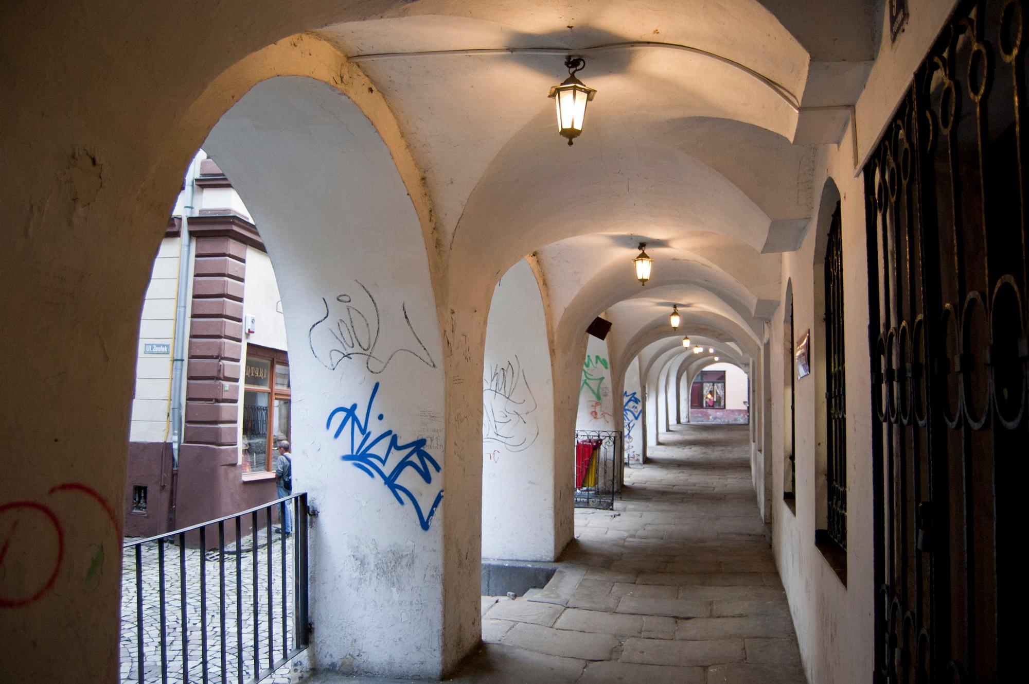 Łuki w przejściu ulicy na rynku