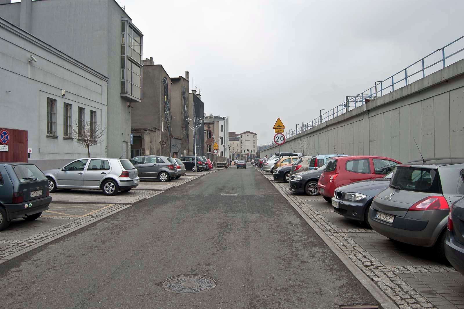 Ciąg samochodów na parkingu