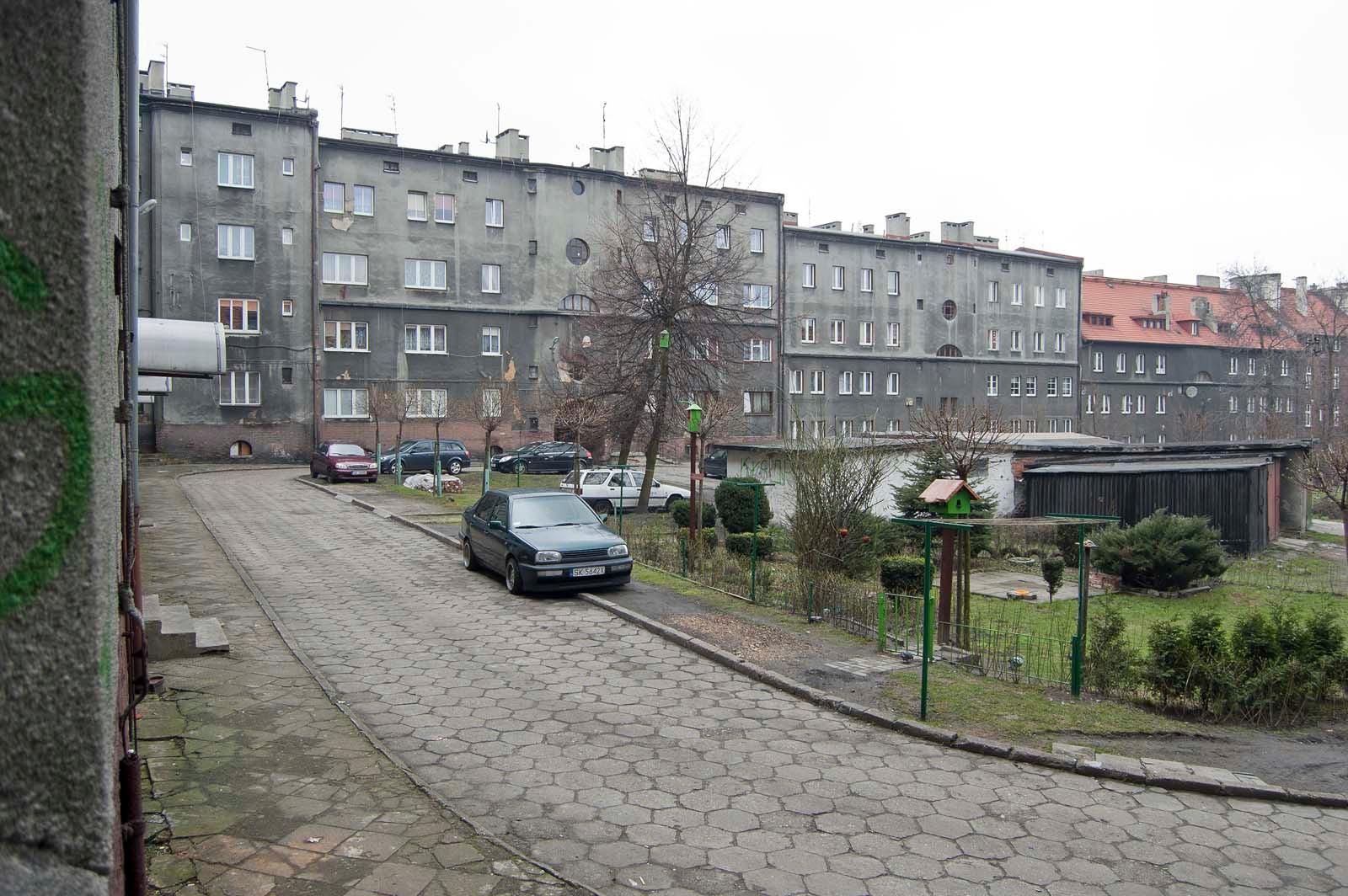Połączone zostały ze sobą stare, typowo śląskie kamienice z nowszymi niskimi blokami z lat ok. 50