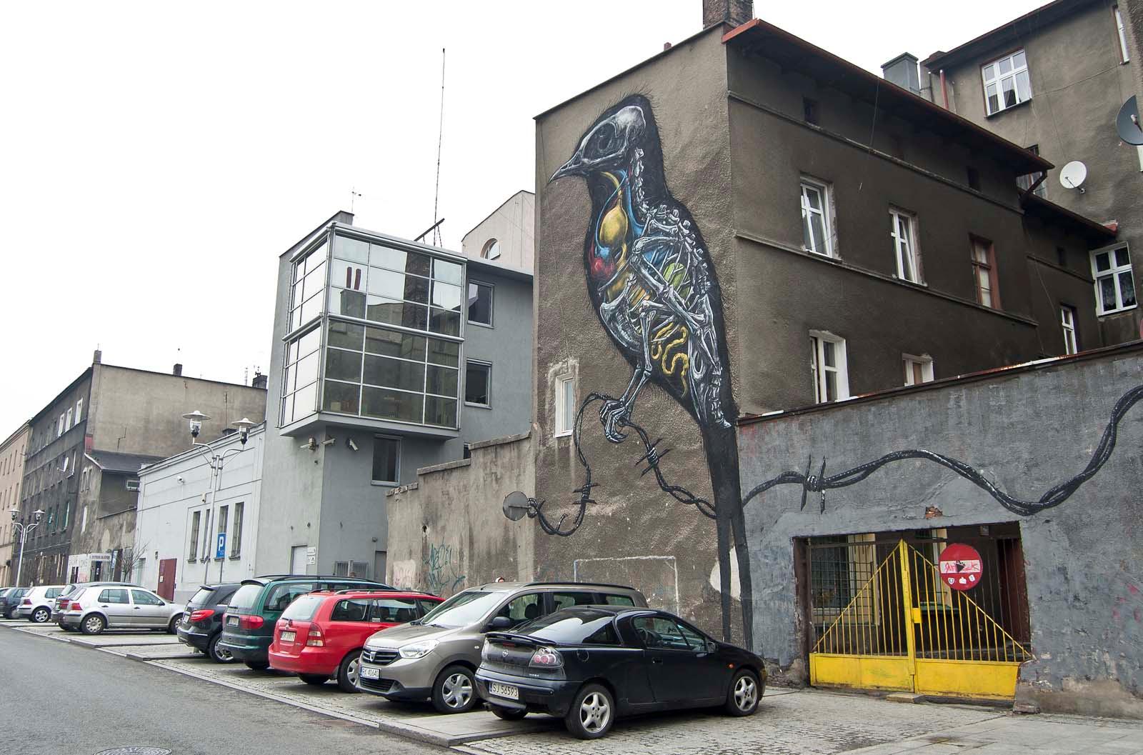 Budynki mieszkalne, obok auta na parkingu