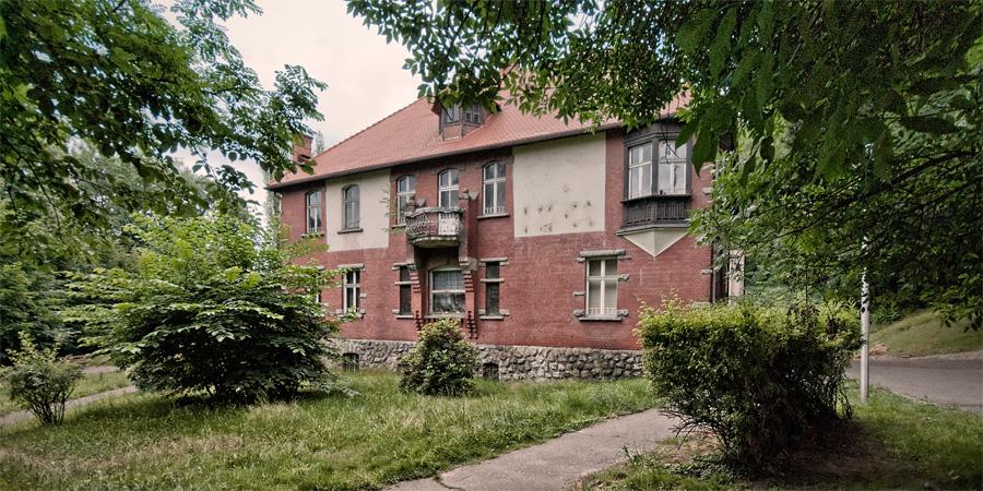Willa w Łaziskach otoczona zielenią
