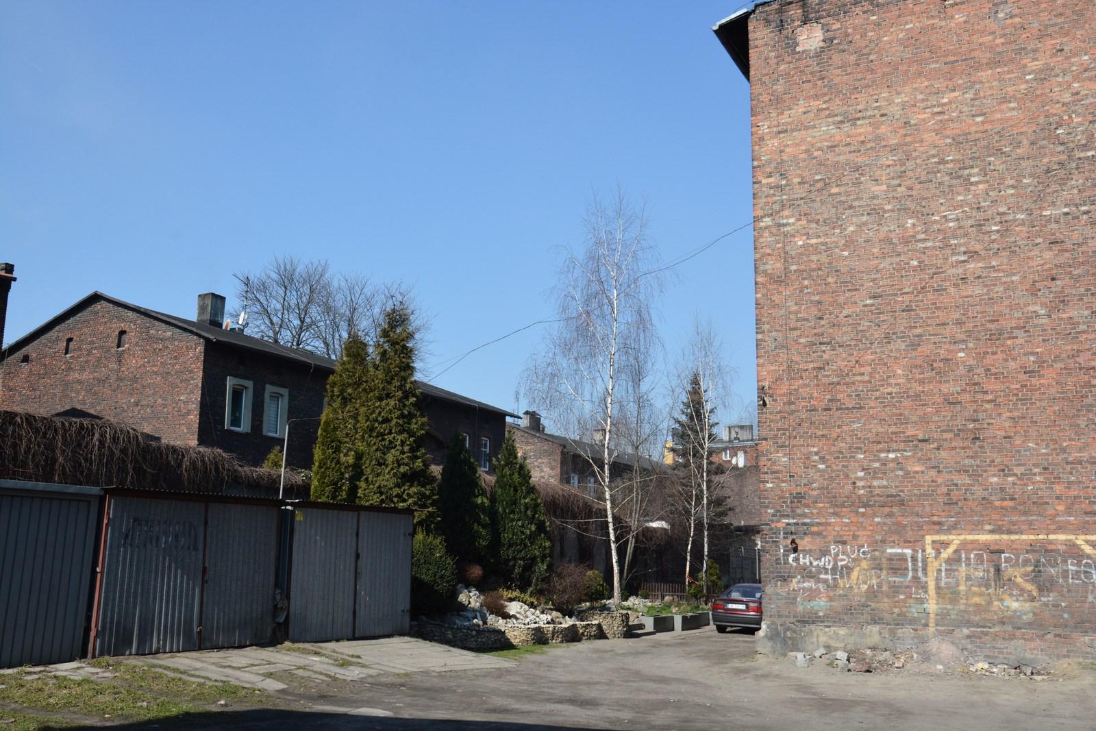 Kilkupiętrowe familoki z czerwonej cegły