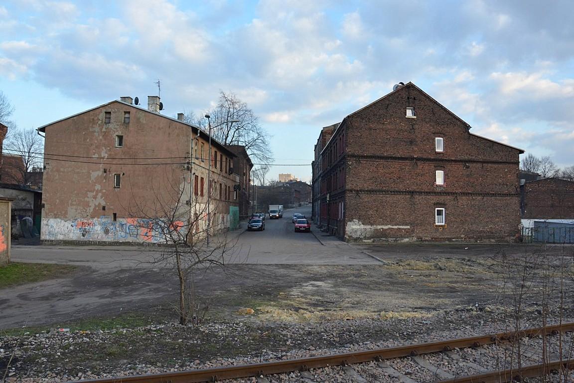 Kamienice obok torów kolejowych