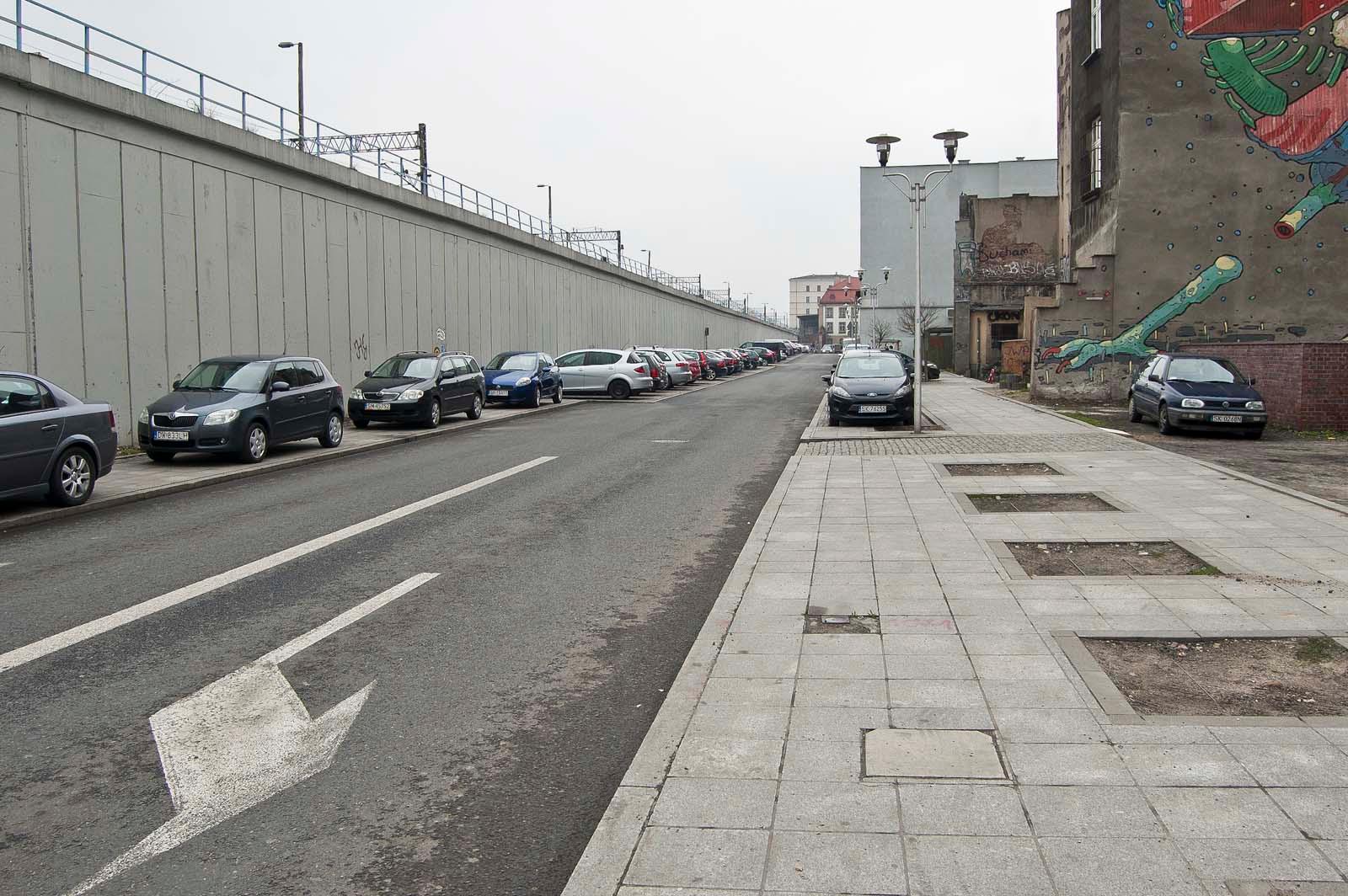 Ciąg samochodów na parkingu przy ulicy