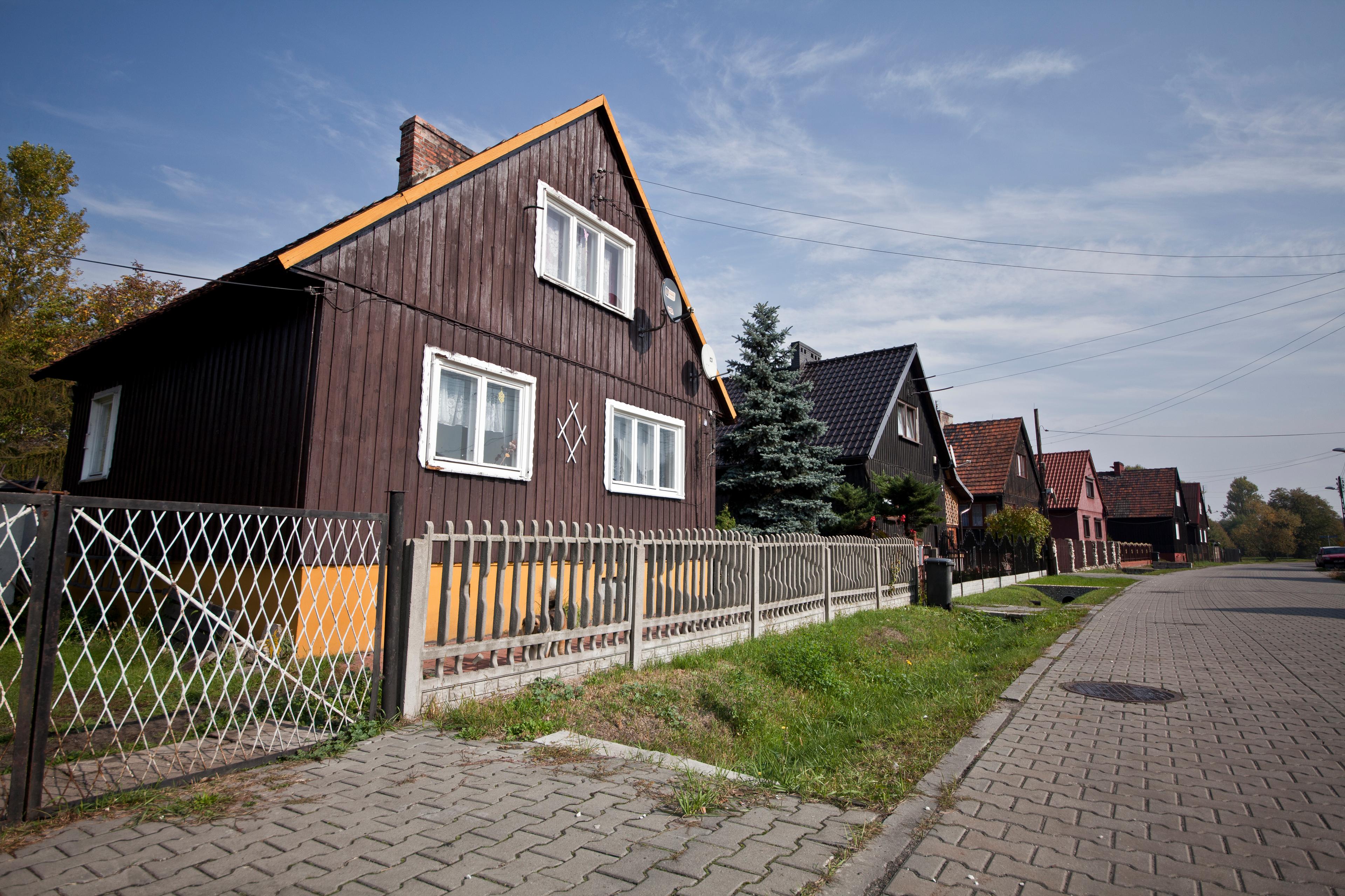 Ciąg drewnianych domków