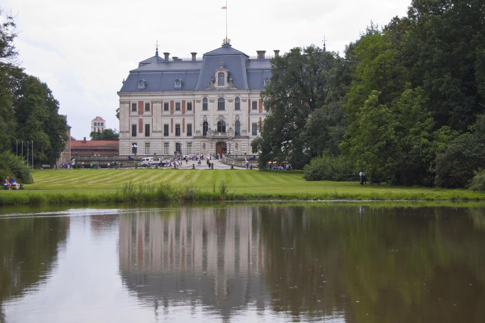 Muzeum Zamkowe w Pszczynie otoczone parkiem i wodą