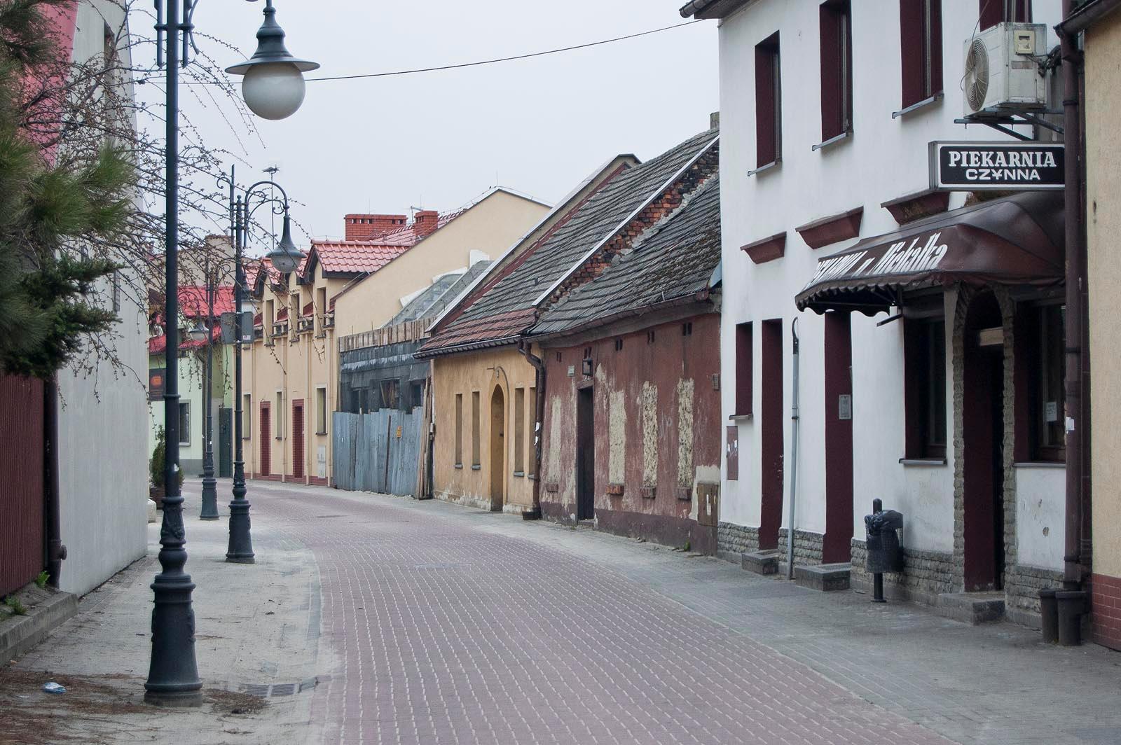 Ciąg zabudowanych domów przy ulicy