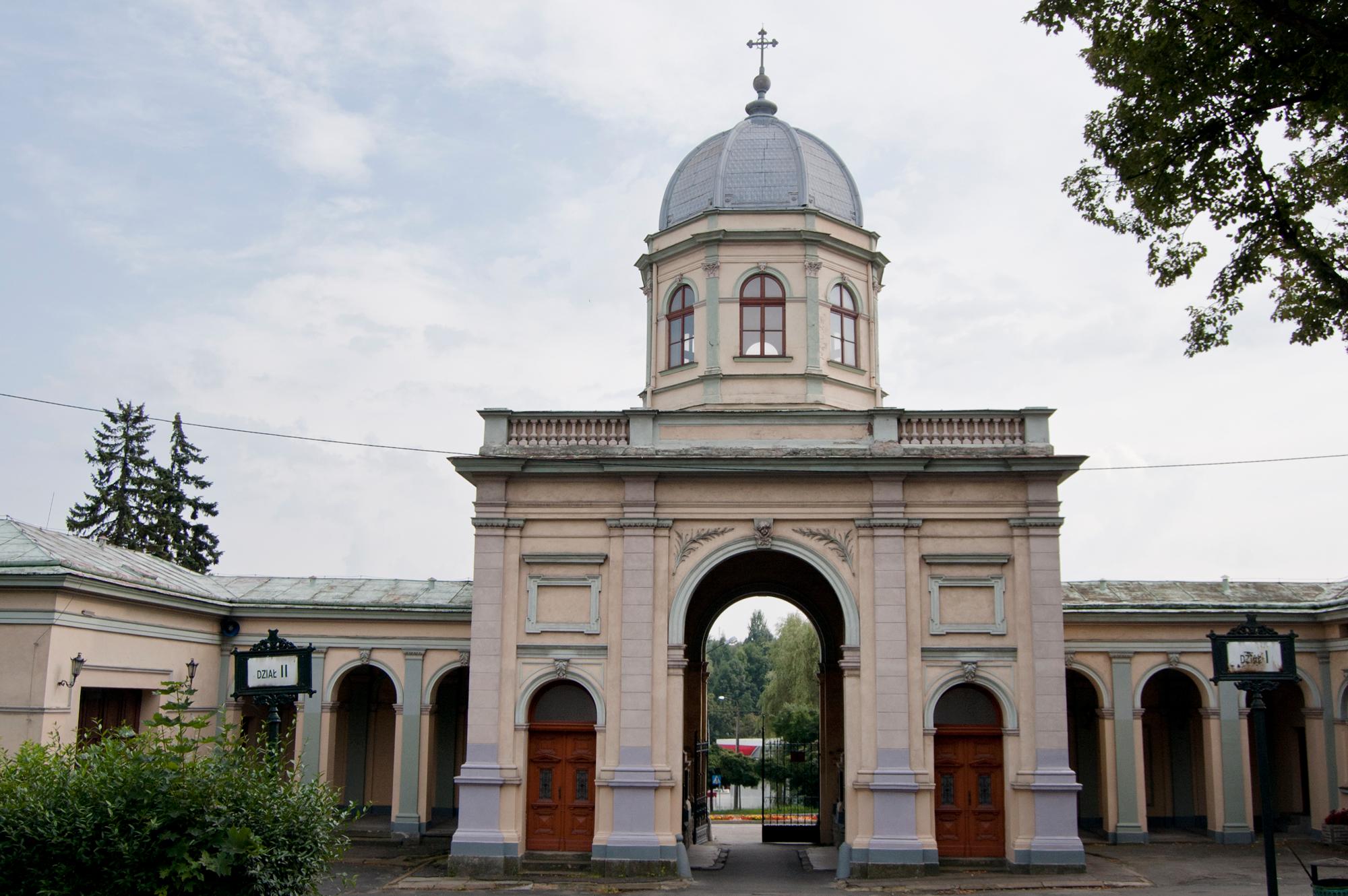 Wejście do budynku cmentarza