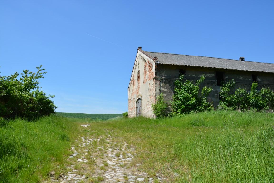 Zabytkowy budynek folwarku
