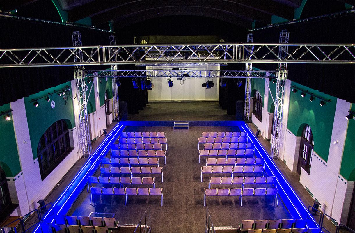 Scena teatralna z krzesłami