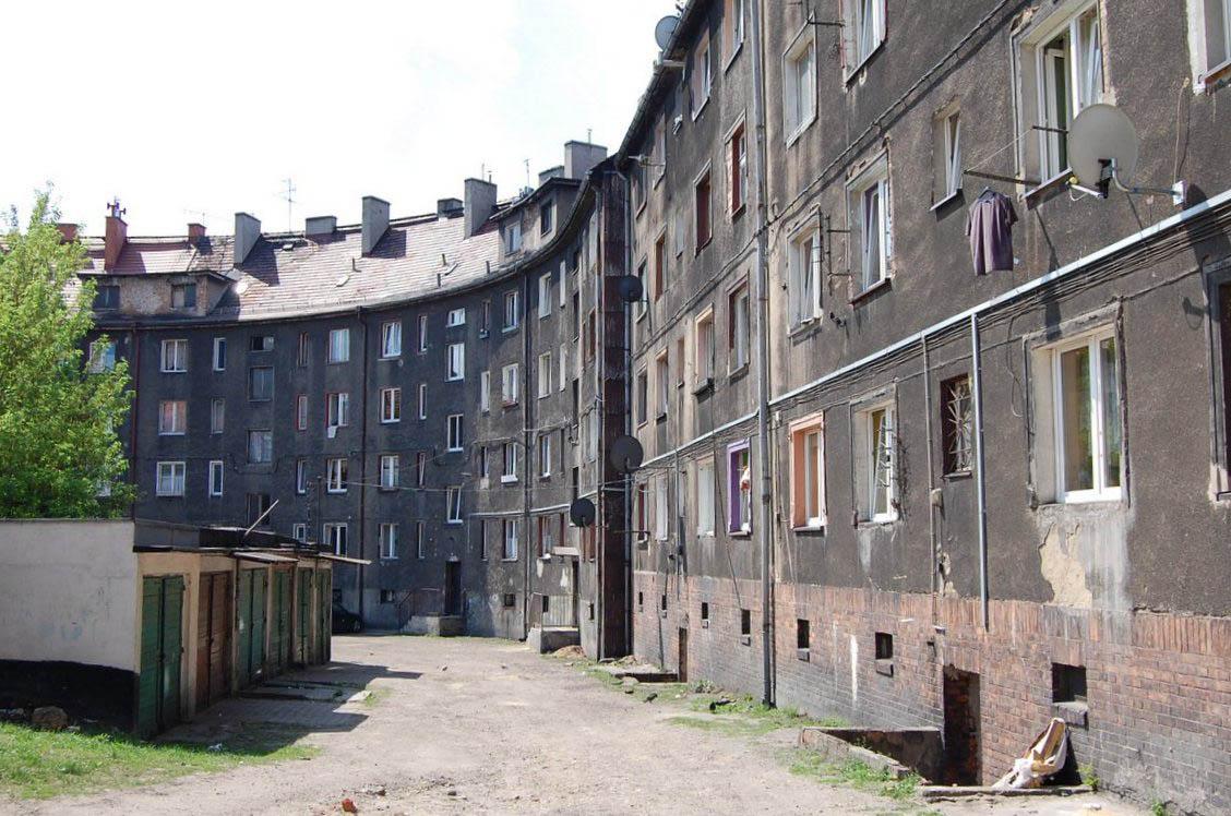 Zlokalizowane w starej części Bytomia śląskie podwórko. Położone pośrodku bloków i kamienic