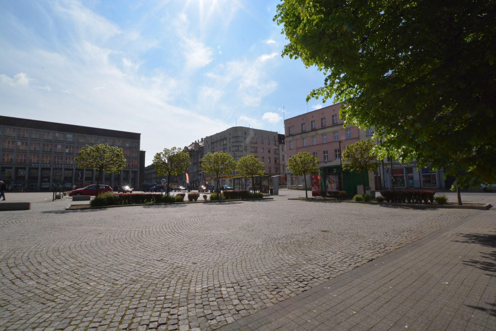 centrum miasta, z gmachem Miejskiej Biblioteki Publicznej