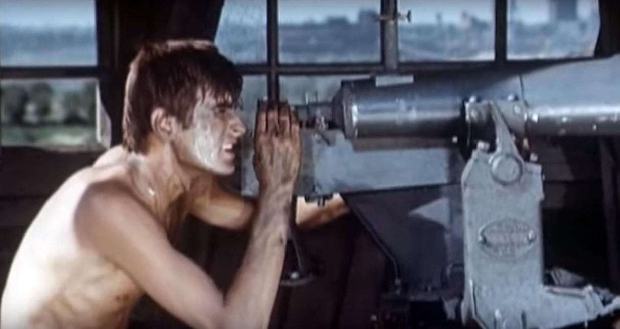 Mężczyzna patrzący przez lunetę