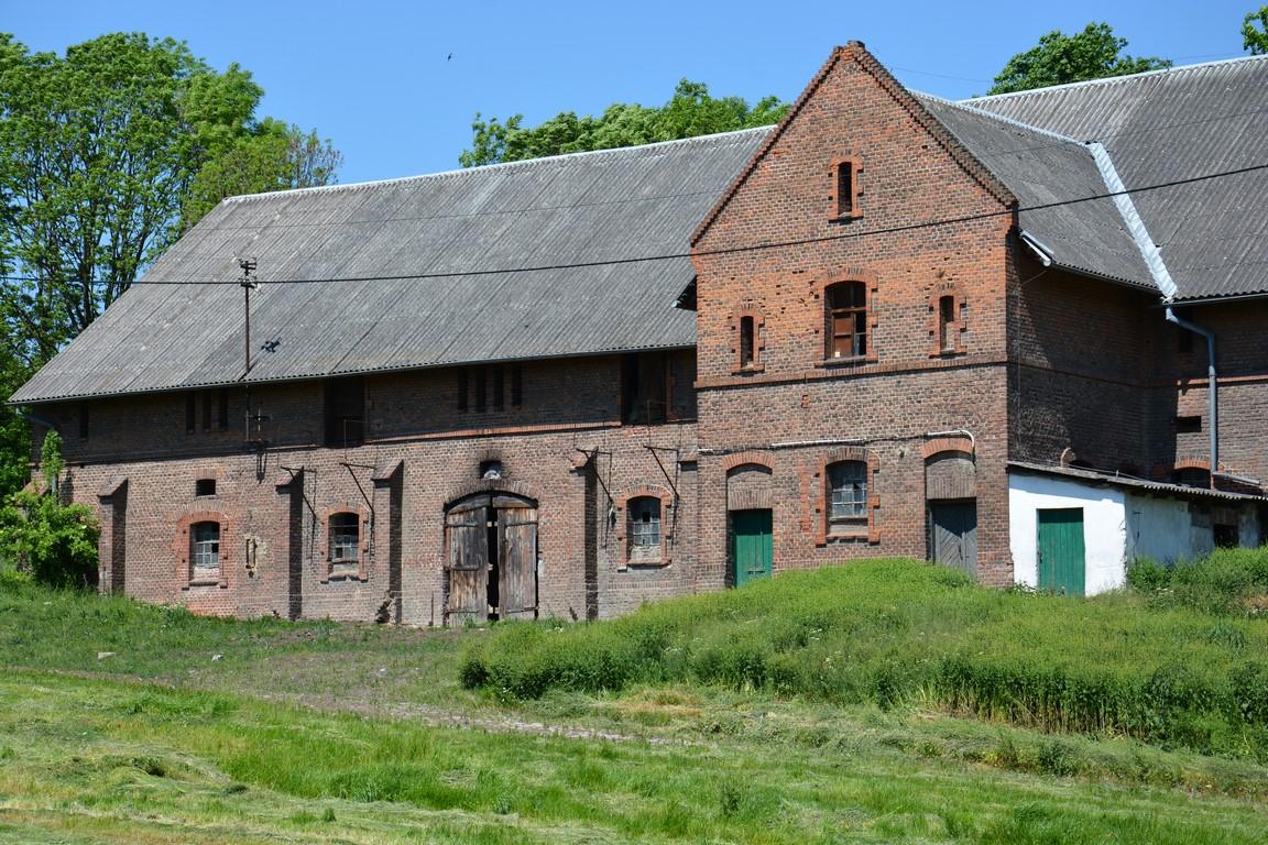 Zabytkowy ceglany folwark
