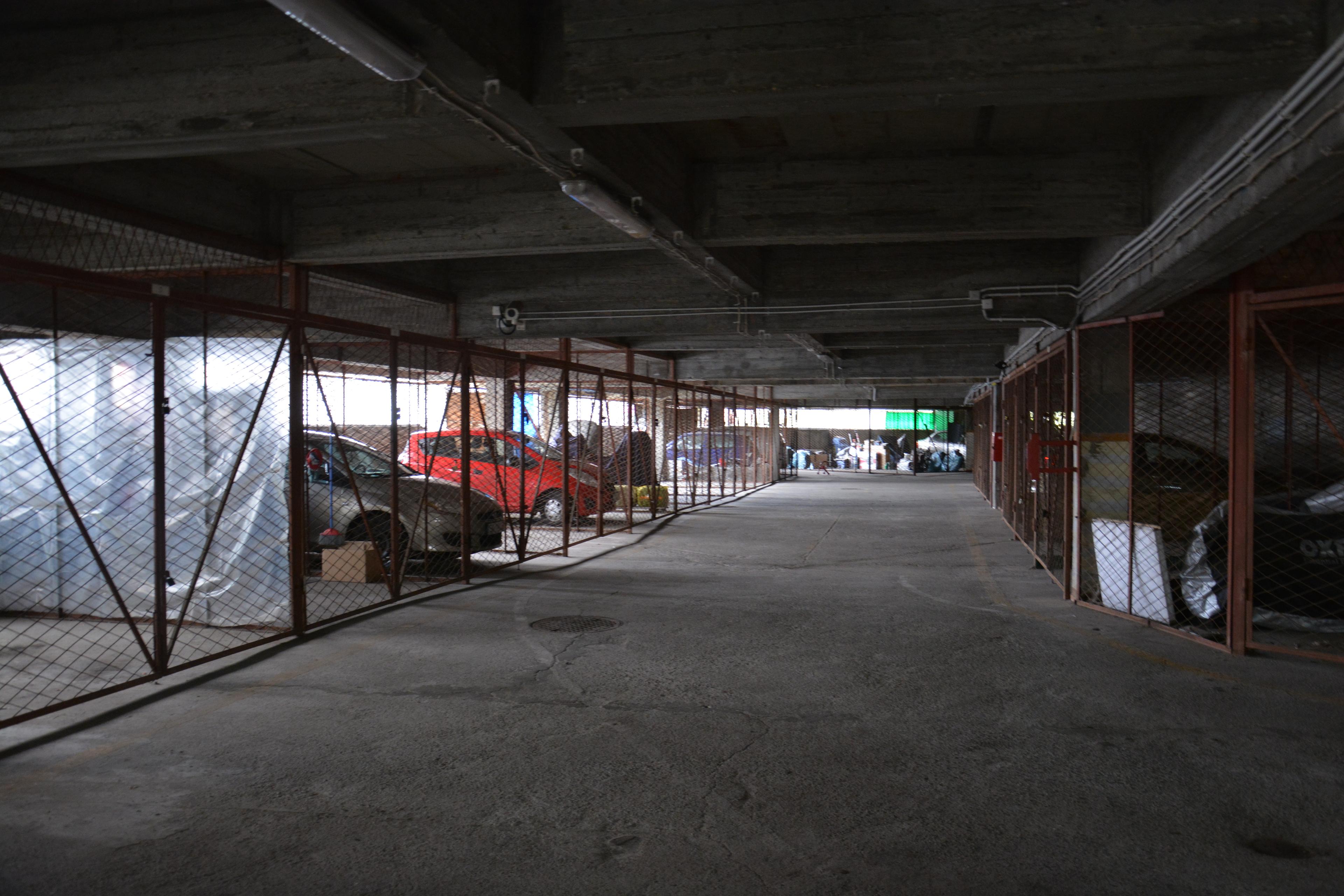 Parking podziemny z autami