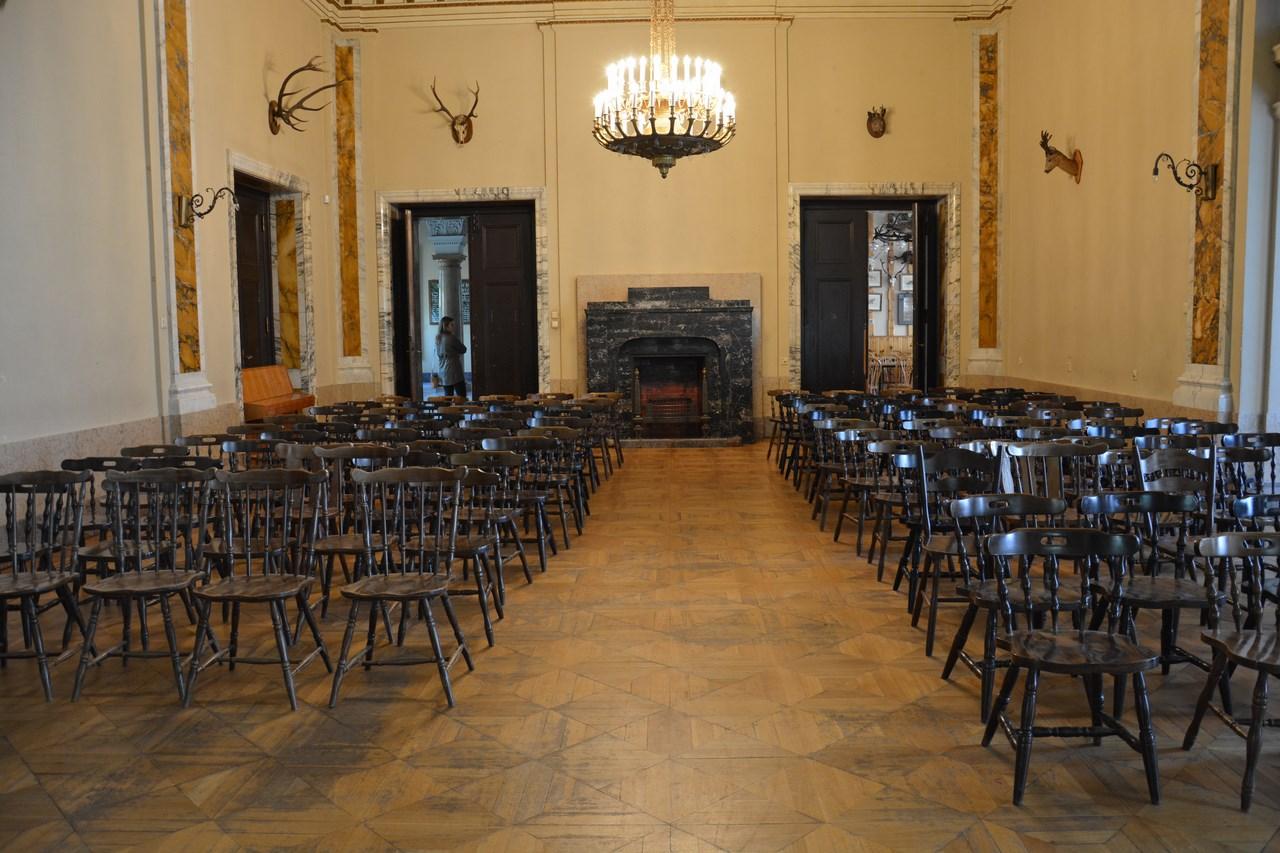 Sala z krzesłami w pałacu