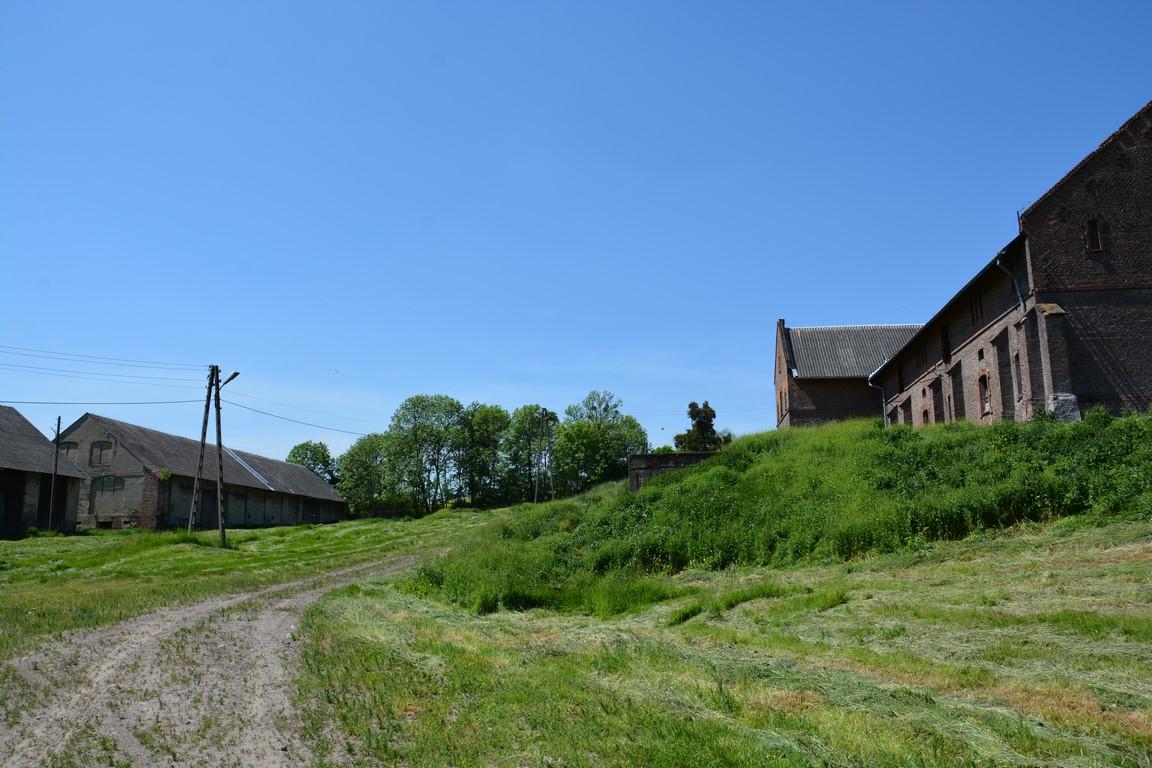 Zabytkowy ceglany folwark