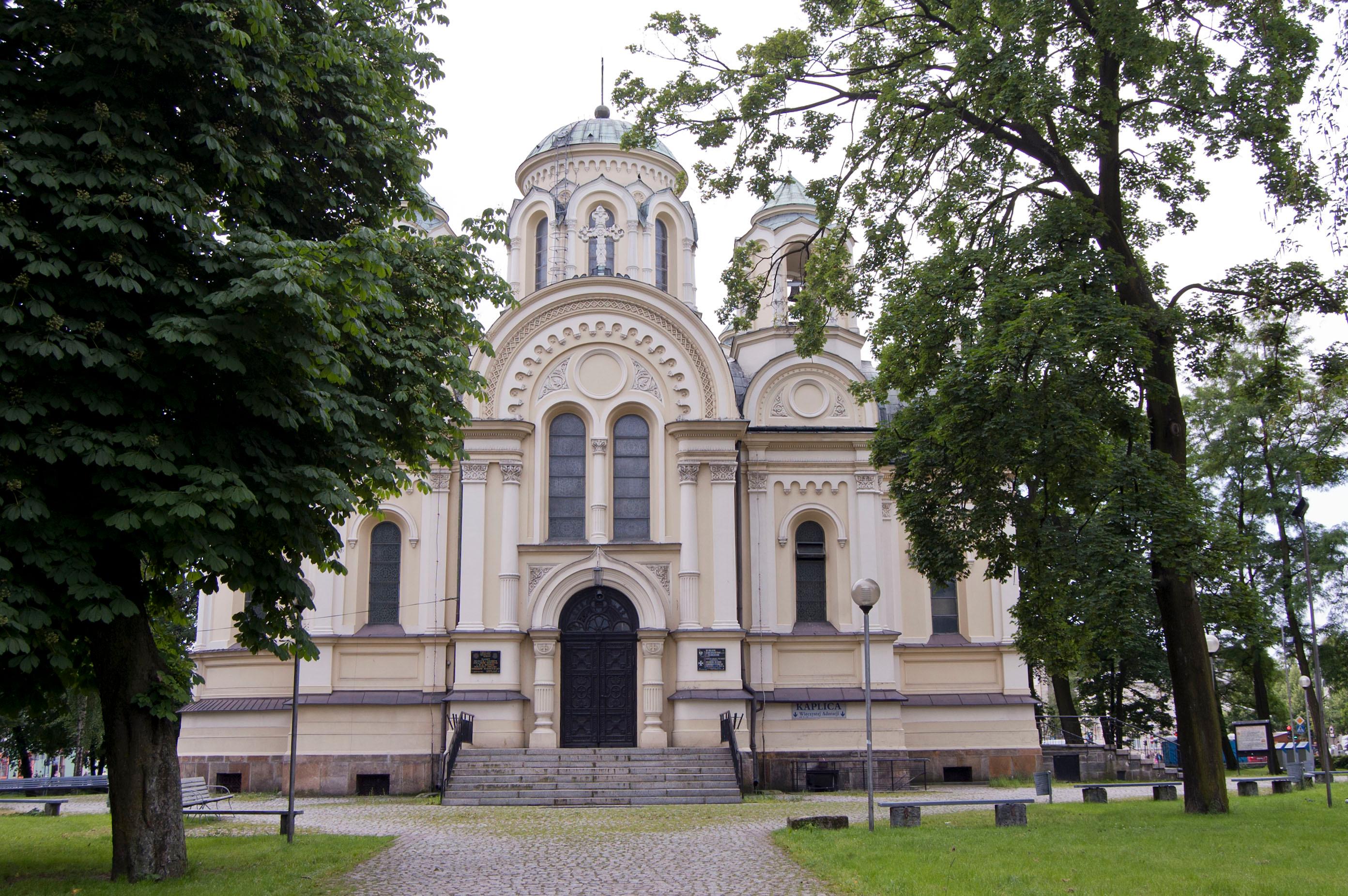 Budynek kościoła otoczony drzewami