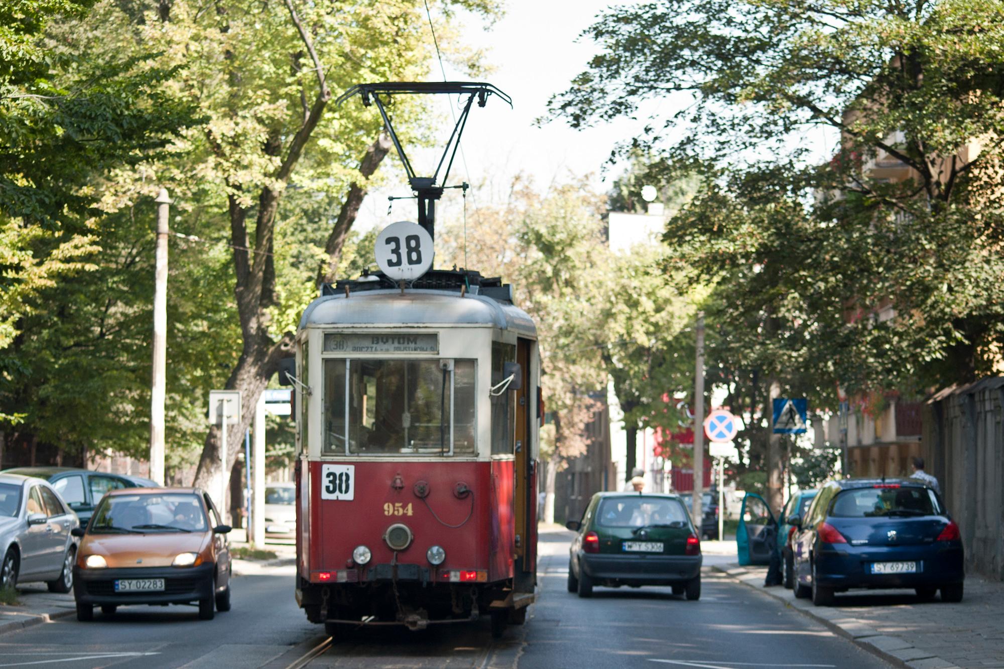 Zabytkowy wagon jadący po torach po ulicy