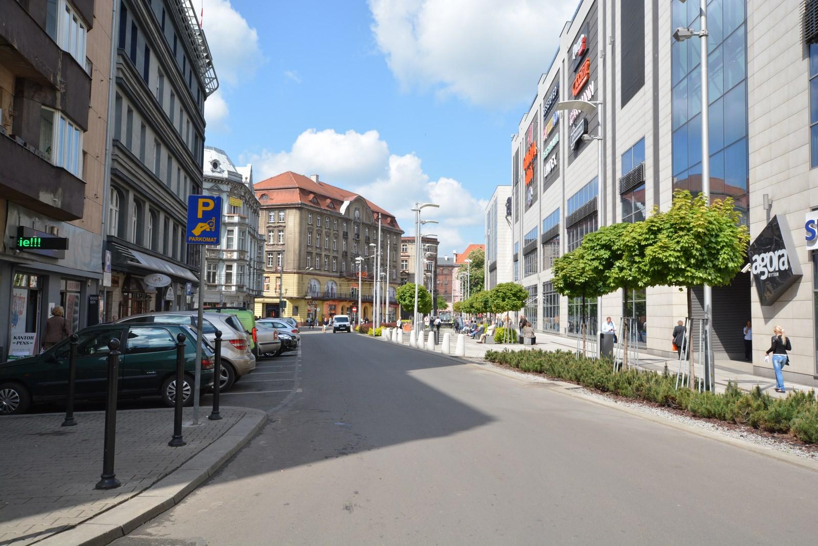 Ulica w centrum miasta otoczona zabudowaniami